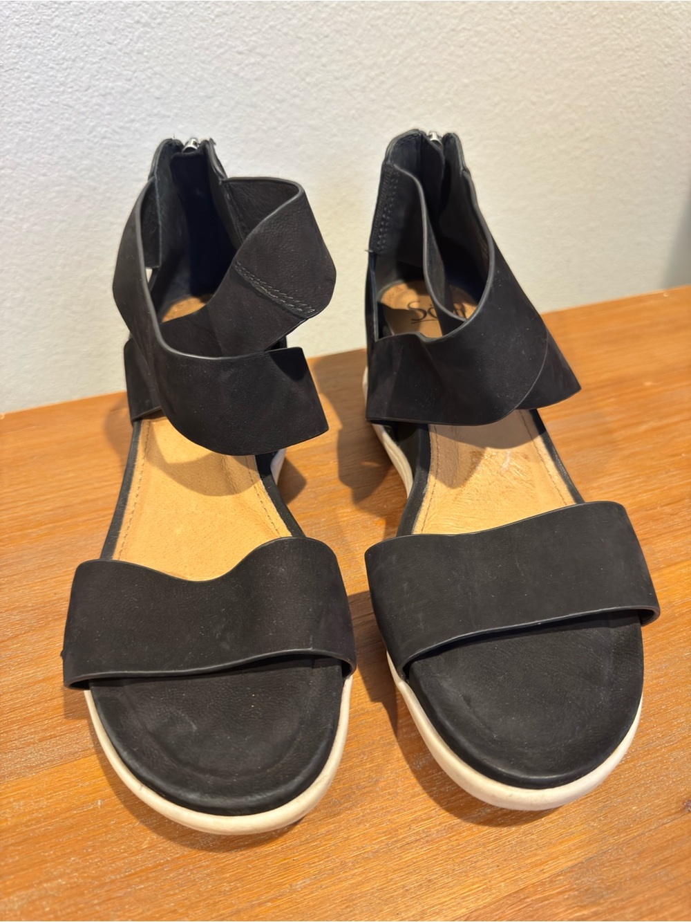 Sofft Black Leather Sandals Easy On/Off Zip Back Womens 9